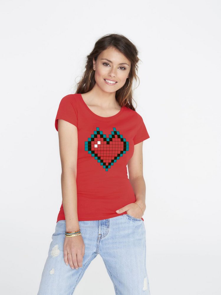 картинка Футболка женская Pixel Heart, красная от магазина